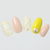トレンド感満載！“イエロー”ネイルを上品に取り入れて【365日ネイル】
