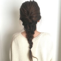 ぶきっちょでも簡単！くるりんぱ＋三つ編みのこなれ編み込み風アレンジ【髪コンプレックス解消vol.15】