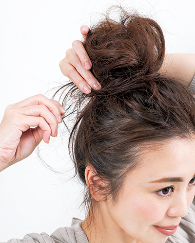 高めお団子ヘアでカジュアルに