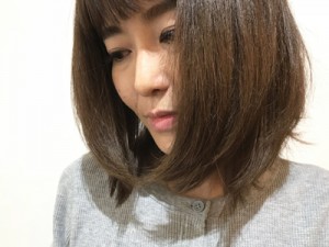 ドライヤーでハンドブローして、アイロンで仕上げる