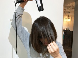 ドライヤーでハンドブローして、アイロンで仕上げる