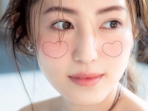 大人っぽチークはローズカラーで決まり！ハート形に入れてかわいさアップ