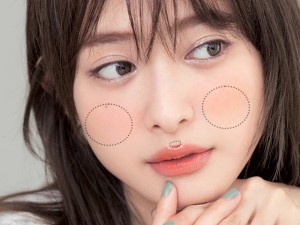丸みチークとぷっくり唇でまろやかな可愛げをアピール