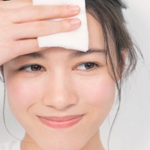 朝、メイク前からテカっていて理想のツヤ肌が作れない…解決策は？