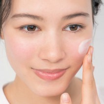 乳液orクリーム？ 肌タイプ別、ツヤ肌作りに最適なスキンケアアイテムを伝授！