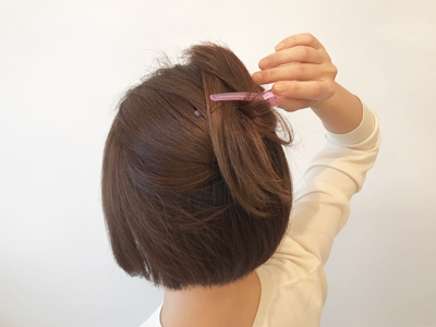 シンプルなショートボブを簡単ヘアアレンジでふわっと華やかに！