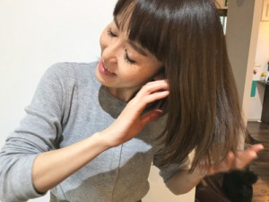 ドライヤーでハンドブローして、アイロンで仕上げる