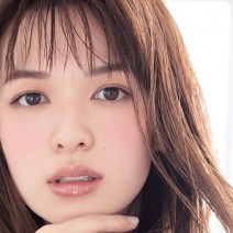 完売必至！「クラランス」のあの“オイルリップ”の限定・ブルーを使って透け感を