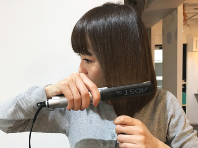 髪が跳ねる時の簡単スタイリング術 跳ねる原因やヘアセットテクニックをご紹介 美的 Com