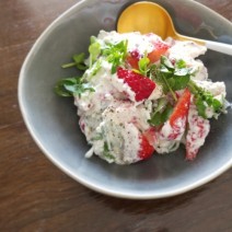 パワフルな美肌効果！ いちごとクレソンの白和え風サラダ／Today’s SALAD #36