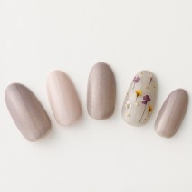 春の夜のお出かけネイルは…“スモーキーカラー×押し花アート”でシックに 【365日ネイル】