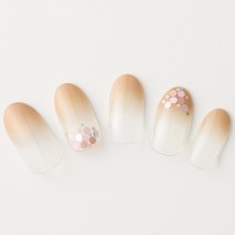 ブルーマンデーをネイルで吹き飛ばすなら“軽やかベージュグラデ”！“マットホロ”を合わせて今どき顔に【365日ネイル】