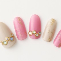 キラキラがかわいいネイルデザイン18選！ラメやストーンで輝く指先に