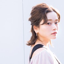 テクありハーフアップアレンジ｜ストレートアイロンで波巻きを作るのがポイント！