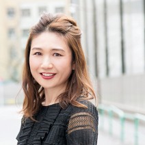 レッドリップに甘さをプラスできる！ 超簡単ねじりハーフアップアレンジ