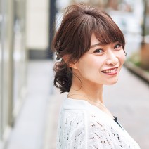 5分でできる簡単ヘアアレンジ｜バレッタを使ったワンランク上のひとつ結び