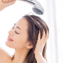 皮膚科医指南の髪がパサつく原因｜「潤う髪の洗い方」極意は“サンドイッチケア”