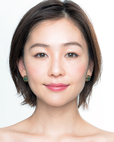 パウダリースキンメイカーで立体感のあるツヤ肌に！