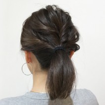 ゴム1本で完成！伸ばしかけヘアにおすすめ“簡単ねじりローポニー”アレンジ【髪コンプレックス解消vol.22】