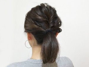 ねじりをプラスするだけで華やかローポニーにアレンジ
