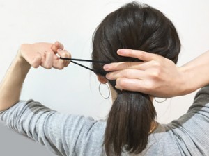 ねじりをプラスするだけで華やかローポニーにアレンジ