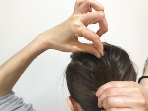 ねじりをプラスするだけで華やかローポニーにアレンジ