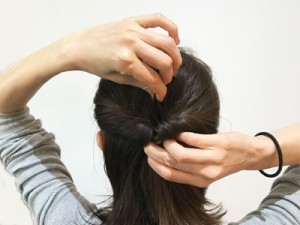 伸ばしかけヘアにもOK！くるりんぱ×ハーフアップ
