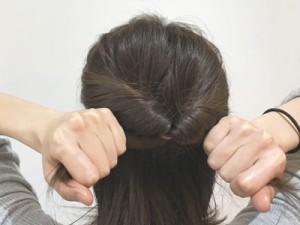 伸ばしかけヘアにもOK！くるりんぱ×ハーフアップ
