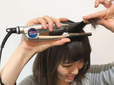 伸ばしかけ前髪をストレートアイロンでシースルーバングに