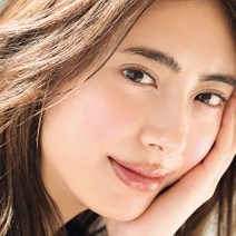 エレガンスのピンクチークで可愛さを演出。ポイントはチークを入れる場所！