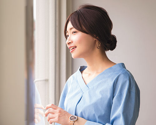 シンプルなドレスを大人に着こなす ねじりシニヨンのヘアアレンジ