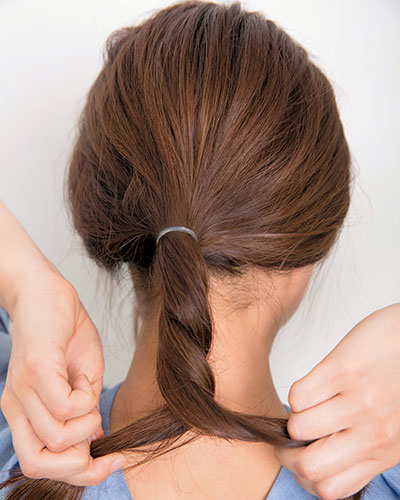 シンプルなドレスを大人に着こなす ねじりシニヨンのヘアアレンジ