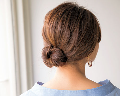 シンプルなドレスを大人に着こなす ねじりシニヨンのヘアアレンジ