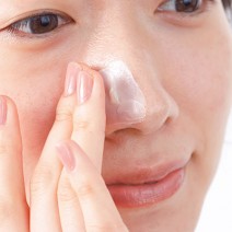 小鼻の角栓を除去する方法｜美容家たちに聞いた毛穴奥の汚れや角質をスッキリ除去する方法まとめ