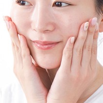 たるみによる毛穴の開きには内側からハリを出す美容液＆クリームでケア！ 筋肉引き上げツールも