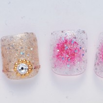 夏の足ネイル20選｜シンプル・グラデーション・ボーダーマリンなど大人の足元を輝かせる夏のセルフネイルデザイン