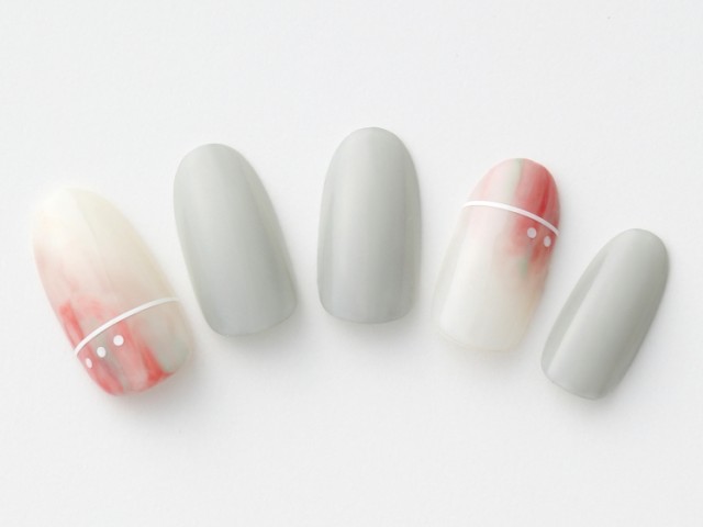 ライトグレー×乳白色ネイルにほんのり赤を指して大人の色気を