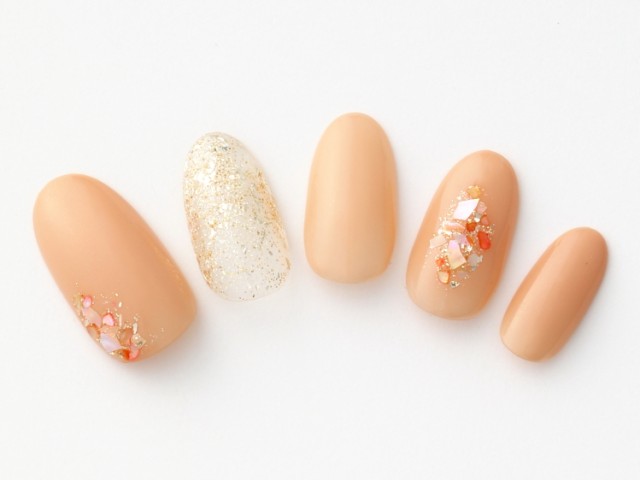 ベージュネイル×ビタミンカラーのアートネイルで元気をチャージ