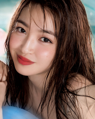 もうすぐ夏本番！ アナ スイの赤リップを使ったナイトプール用メイクを人気H&Mが伝授！