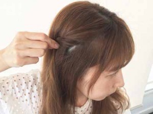 ねじってゴムでまとめるだけ！簡単三つ編みヘアレンジ