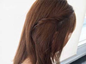 ねじってゴムでまとめるだけ！簡単三つ編みヘアレンジ