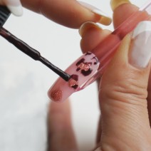 セルフで簡単！ヒョウ柄ネイルの描き方をマニキュアリストが伝授…ピンク・赤を使ったデザインやフットネイルも