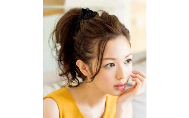 おしゃれポニーテールは後れ毛がポイント 高めポニーやミディアムヘア向けスタイルをご紹介 美的 Com おしゃれポニーテールは後れ毛がポイント 高めポニーやミディアムヘア向けスタイルをご紹介 美的 Com