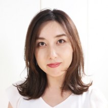 ノーメイクでも美しい目力は健在！透明感のある美肌の秘密は、あのブースターオイル【すっぴん女子#73】