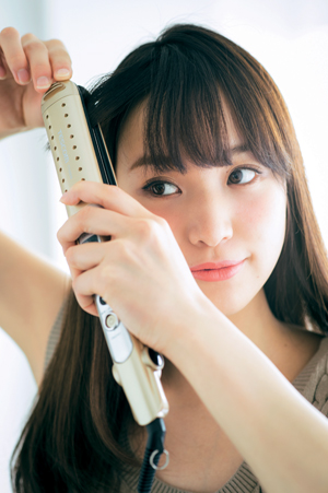 ストレートアイロンの使い方｜ショートヘア、ボブ、前髪、後ろ髪の巻き方、うねり防止の使い方＆人気スタイリング剤