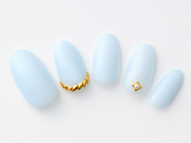 爽やかな水色ネイルはゴールド×パールのアートでエレガントな印象にアップグレード