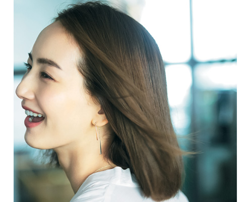 19年秋冬はミディアムストレートヘアが新鮮 どんな年代や輪郭にも似合う万能スタイル 美的 Com