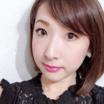 ノーメイクでも毛穴レス美肌の秘密は、壮観なシートマスクコレクションにあり！【すっぴん女子#76】