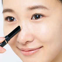 皮脂と汗で肌はドロドロ…テカリを防ぐのに効果的なコスメは？