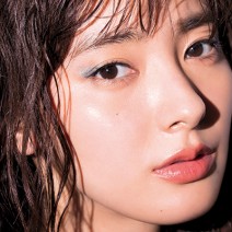 夏コスメ｜「アルマーニ」のブルーラメシャドウで艶っぽい涼やか目元を演出